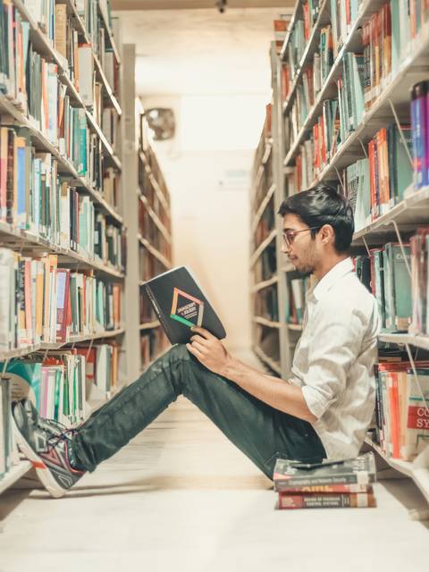 Alumno en la biblioteca