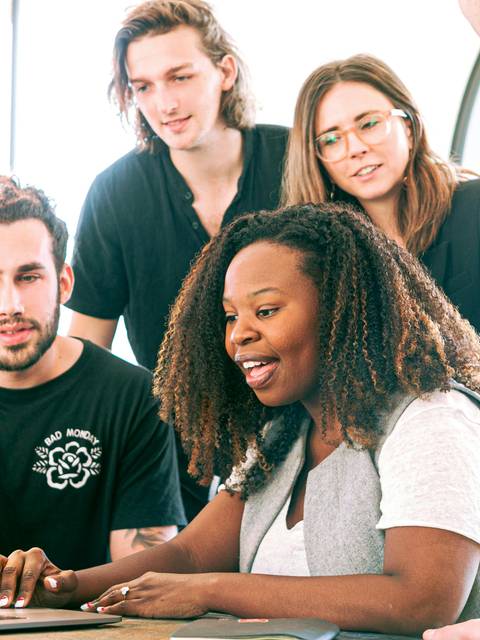 Profesora con alumnos