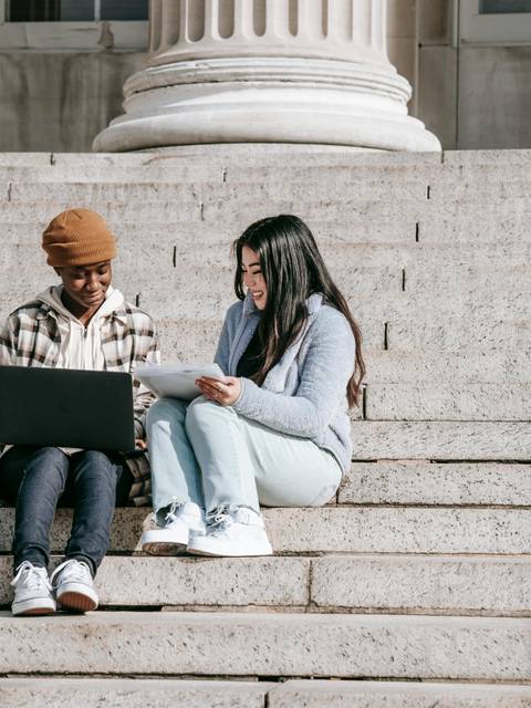 Alumnos en las escaleras