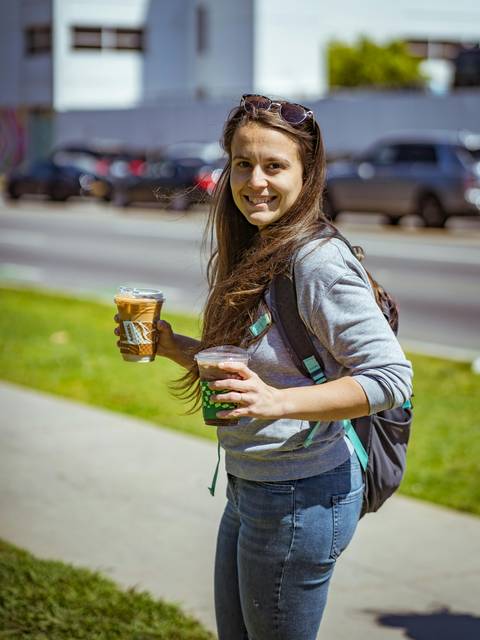 Estudiante con café
