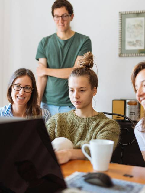 Grupo de estudiantes en un ordenados