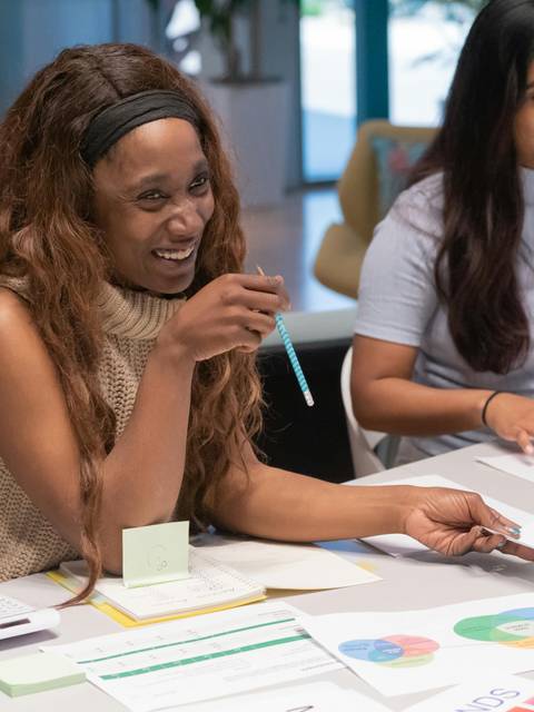 Alumna en un proyecto