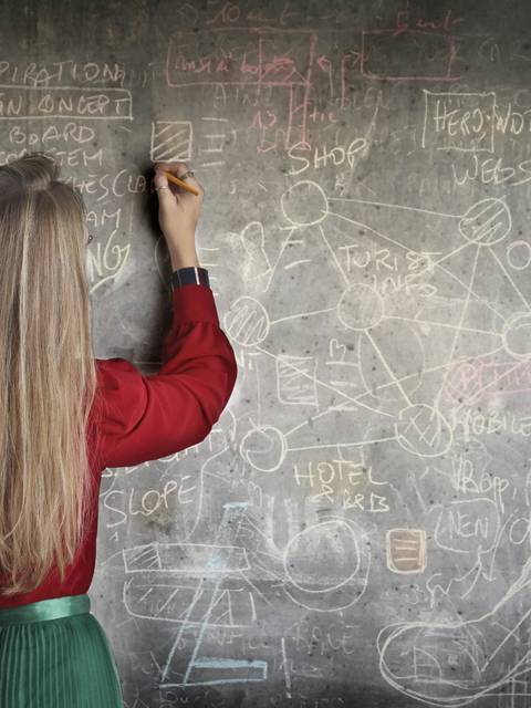 Estudiante en pizarra