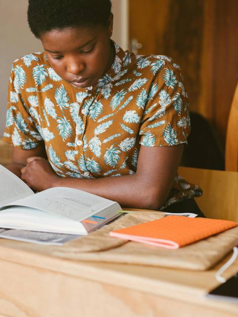 Alumna en sala de estudios