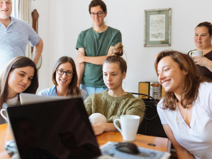 Grupo de estudiantes frente a un ordenador