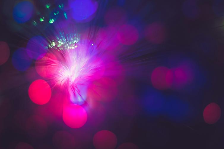 Fibra óptica iluminada en tonos magenta y azul