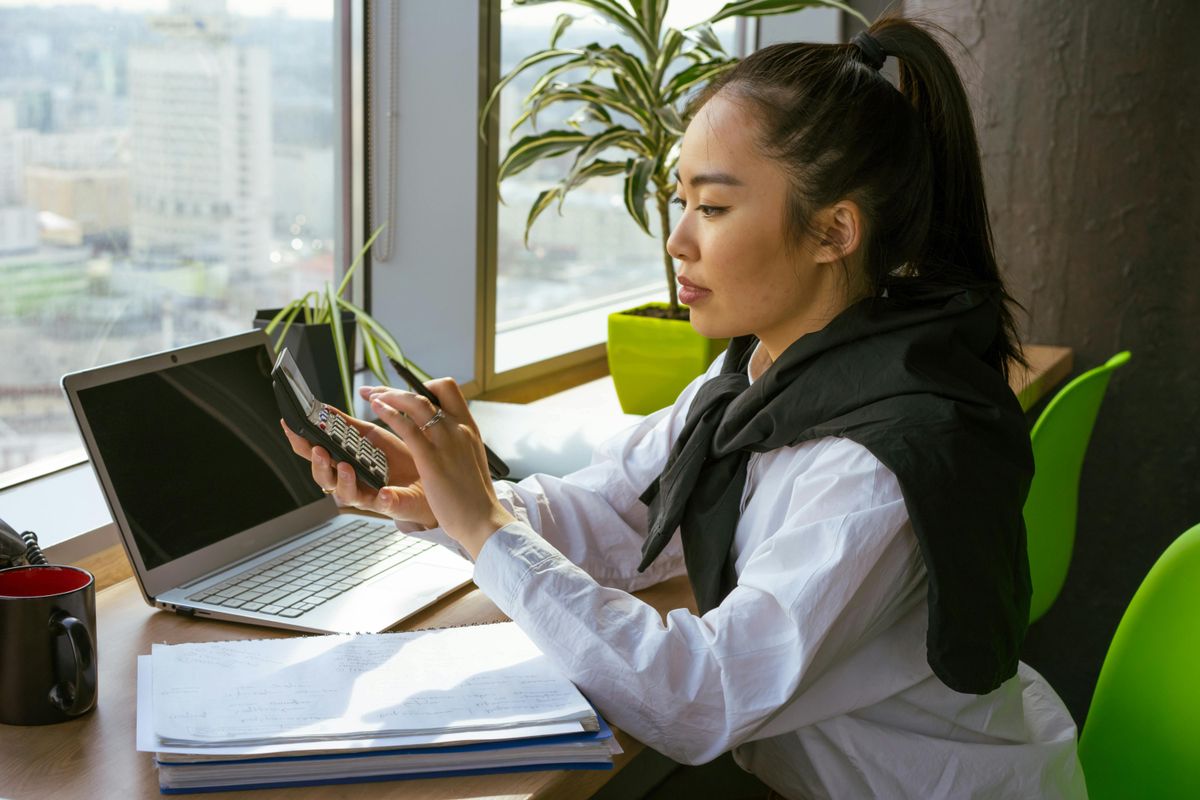 Estudiante haciendo cálculos