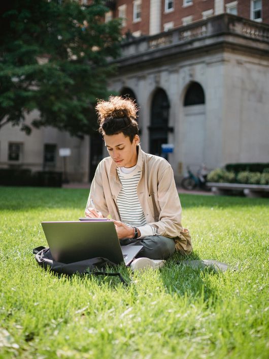 Estudiante en el cesped